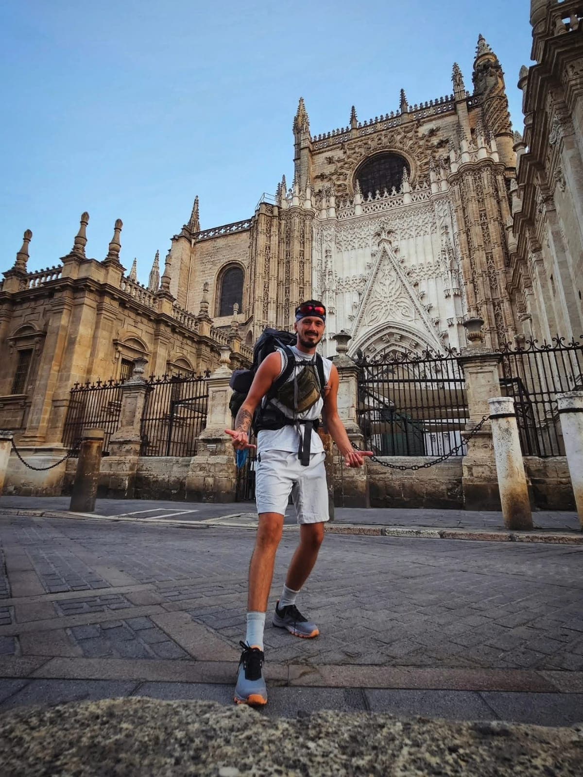 Portrait d'Éric Thomas devant une cathédrale